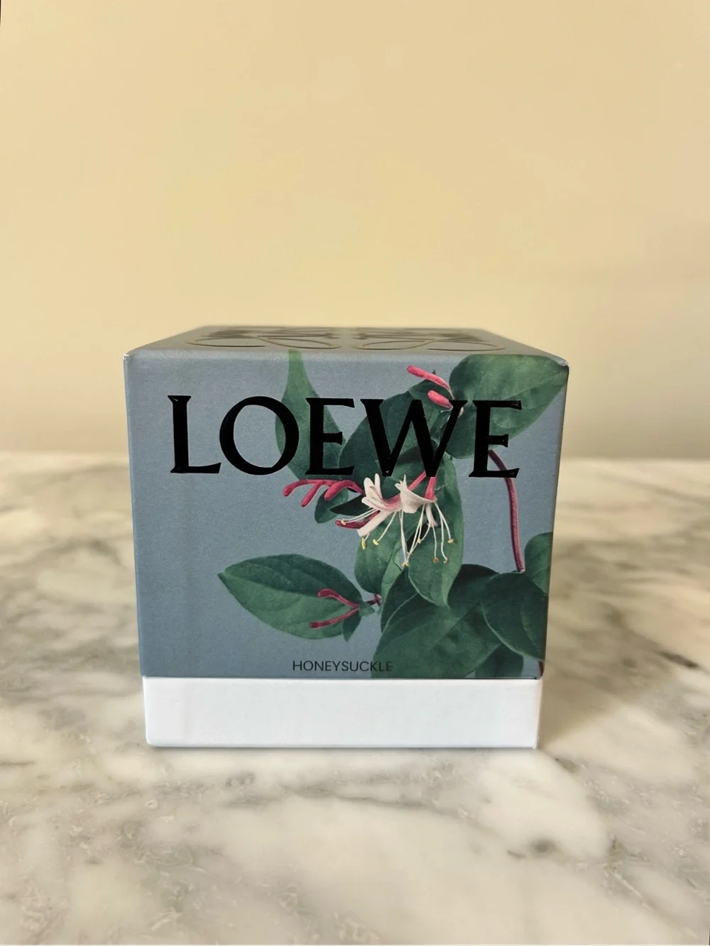 LOEWE Candle • Honeysuckle (Bag included)